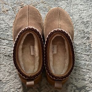 Cozy Tan Women's Slippers with Plush Lining
